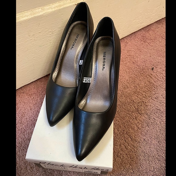 Target - Merona: Black Pointy Toe Kitten Heels - Picture 1 of 12